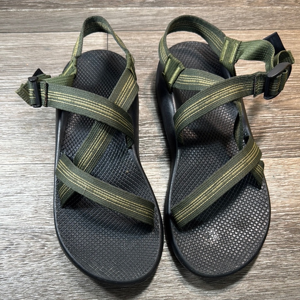 Chaco Green and Black Strappy Sandals men’s size 12 (b231)